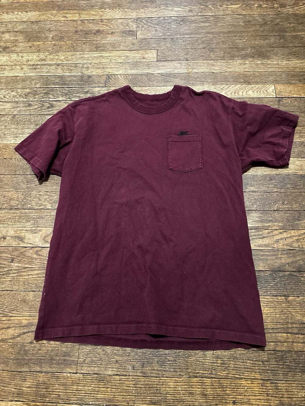 Nike Men's Sportswear Premium Essential Pocket T-Shirt Loose Fit Night Maroon M